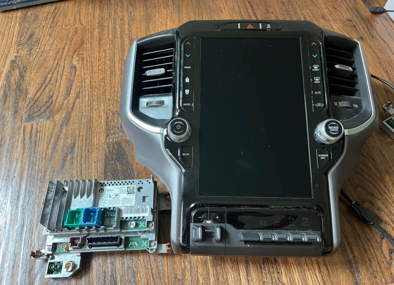 RAM 1500 2500 3500 UCONNECT5 12” screen with module in great condition - Image 2