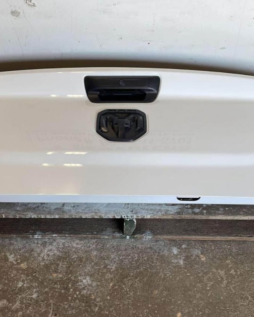 Tailgate 2019-2024 Ram 2500-3500 bright white - Image 2