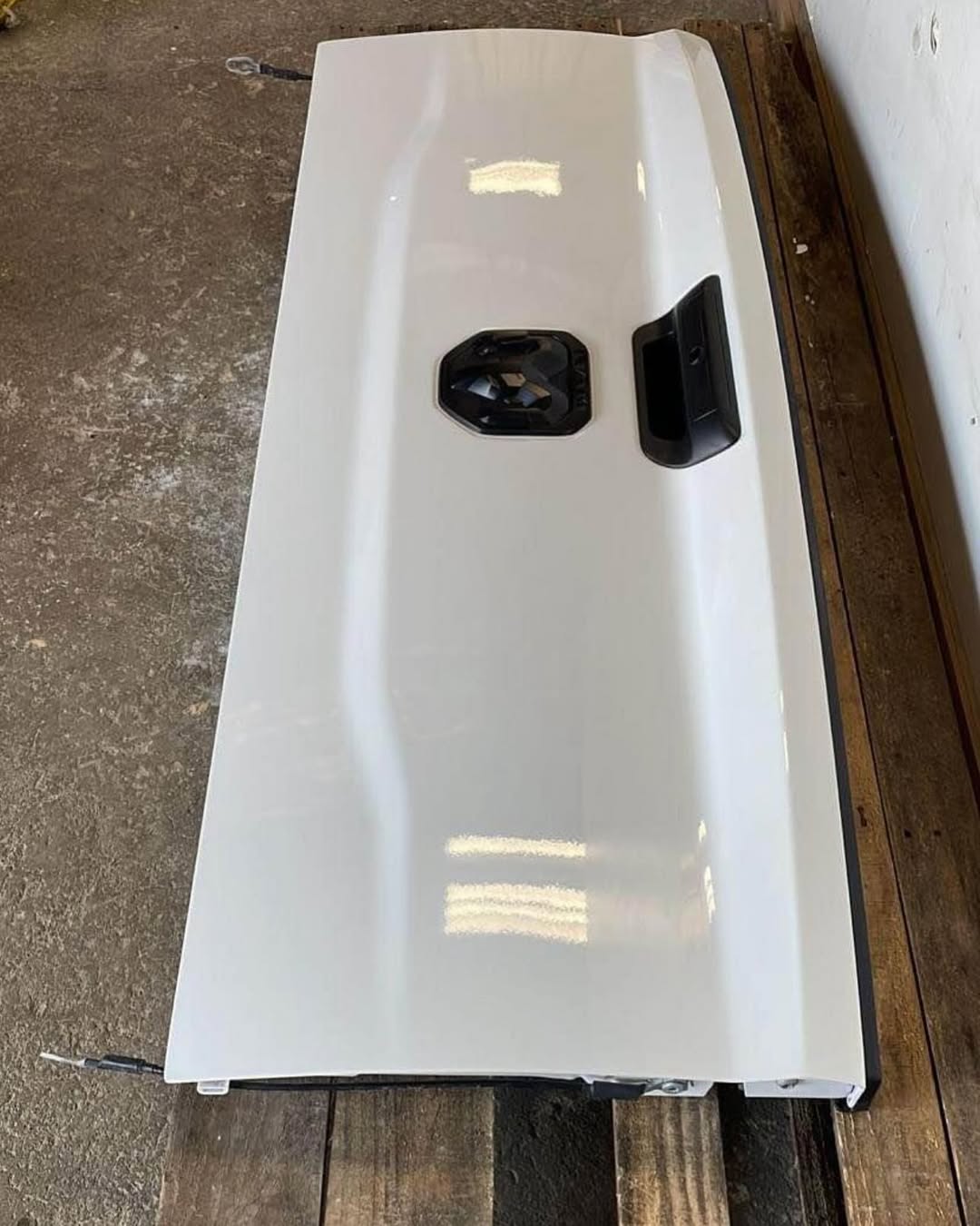 Tailgate 2019-2024 Ram 2500-3500 bright white - Image 3