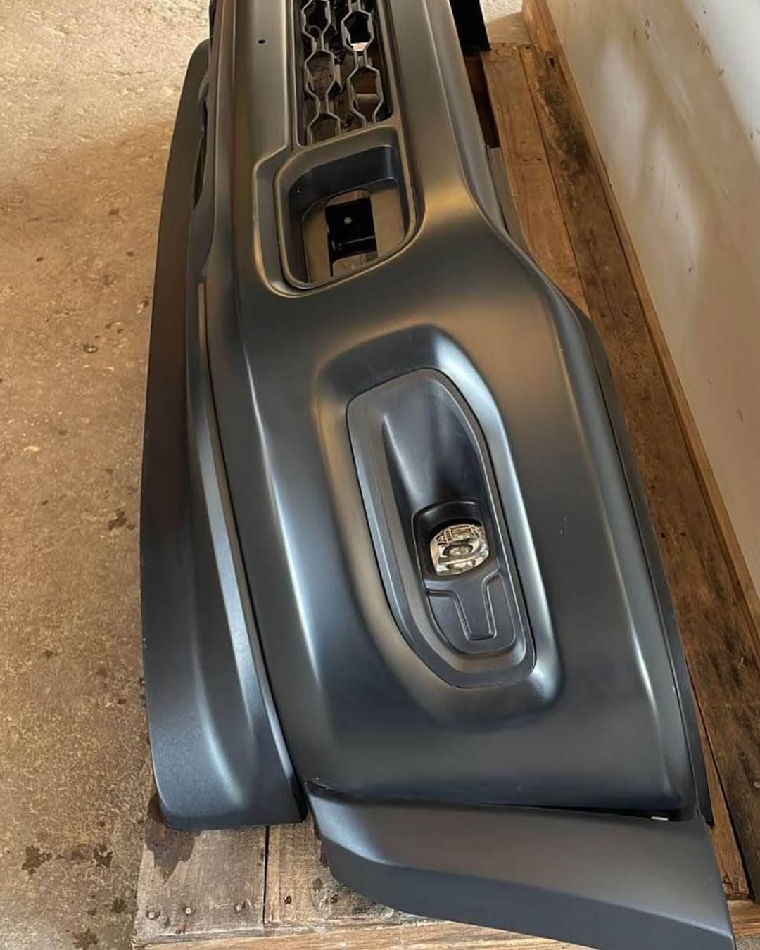 Front bumper 2019-2024 Ram 4500-5500 new take off With brackets. - Image 5
